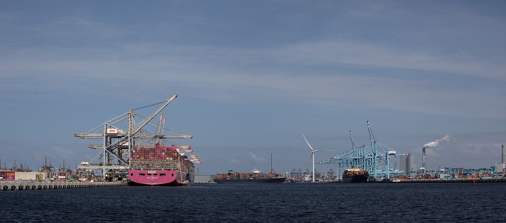 europoort maasvlakte rotterdam botlek haven scheepvaart industrie fabrieken marine transport overslag terminal portlantis ferry centrale